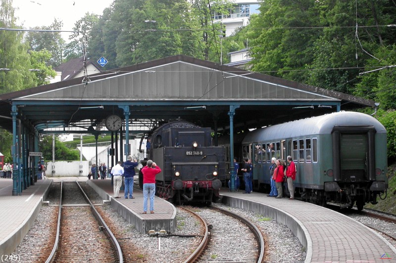 Bahn 245.jpg - Nach der Maschine nun die Menschen.